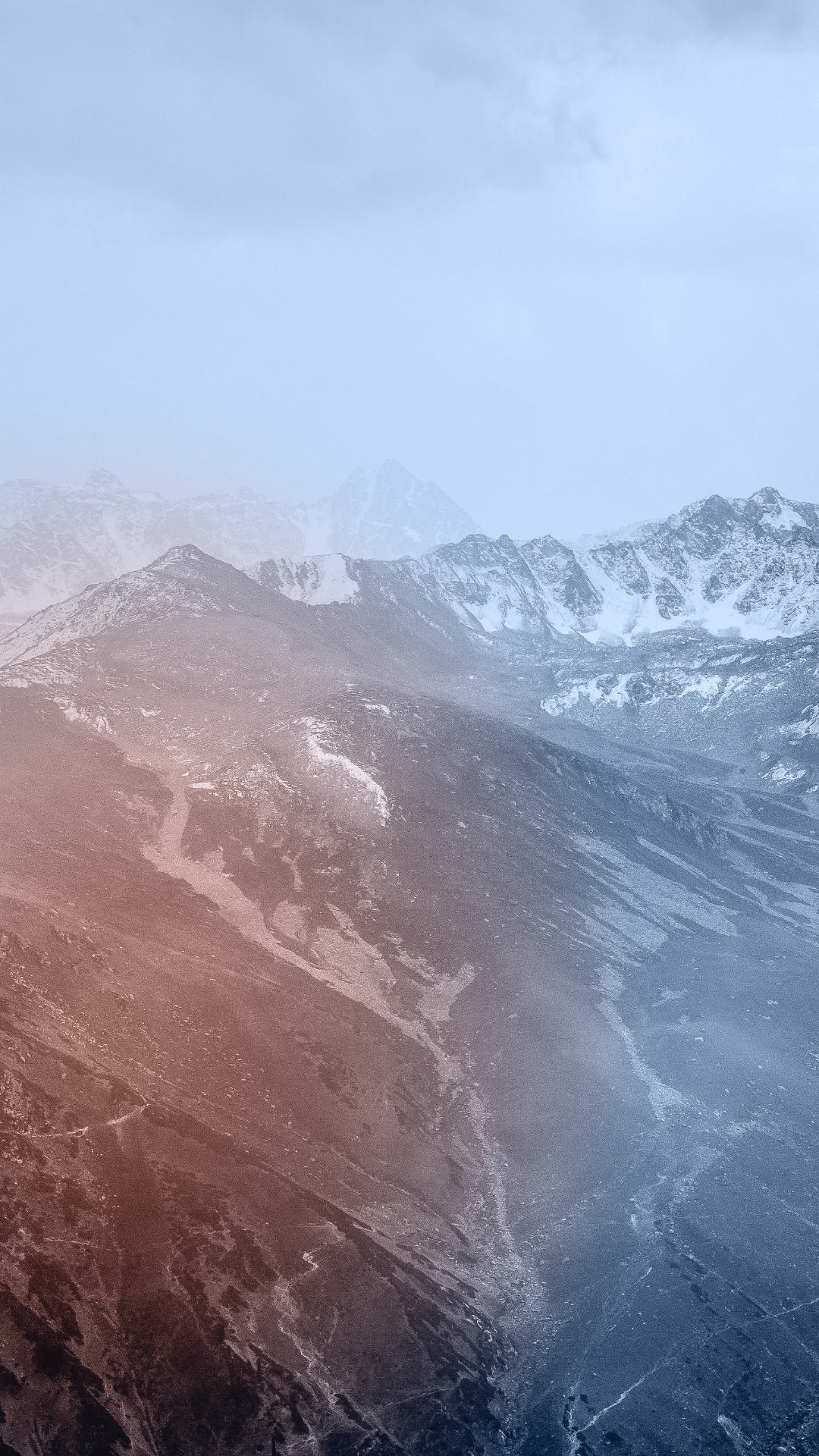 socius care Keyvisual – Blick auf eine verschneite Bergkette