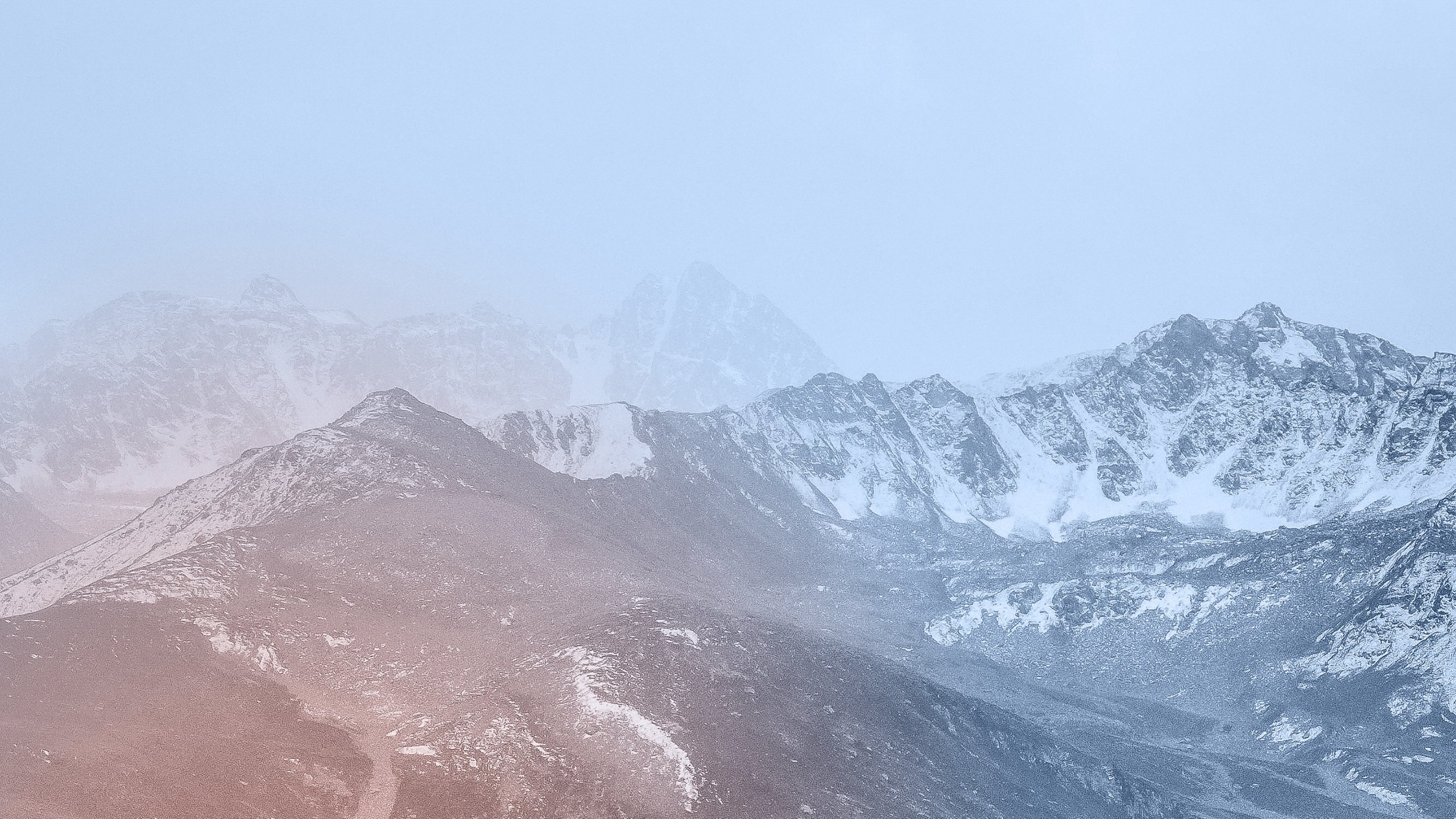 socius care Keyvisual – Blick auf eine verschneite Bergkette